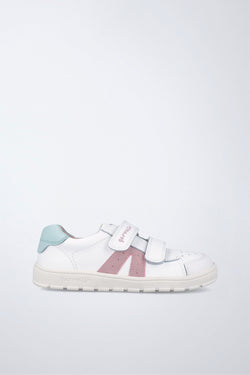 Barefoot Garvalín shoe in white and pink with an adjustable fastening and flexibility for the foot's natural movement.