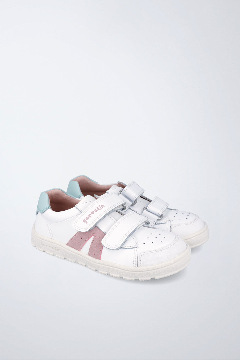 Zapatilla Garvalín barefoot en blanco y rosa con cierre de contacto y flexibilidad para el movimiento natural del pie.