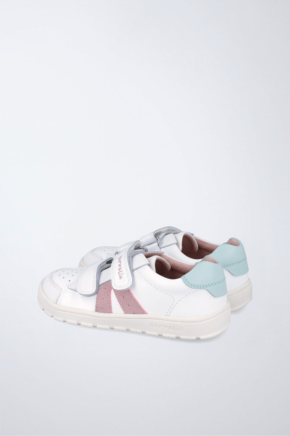 Zapatilla Garvalín barefoot en blanco y rosa con cierre de contacto y flexibilidad para el movimiento natural del pie.