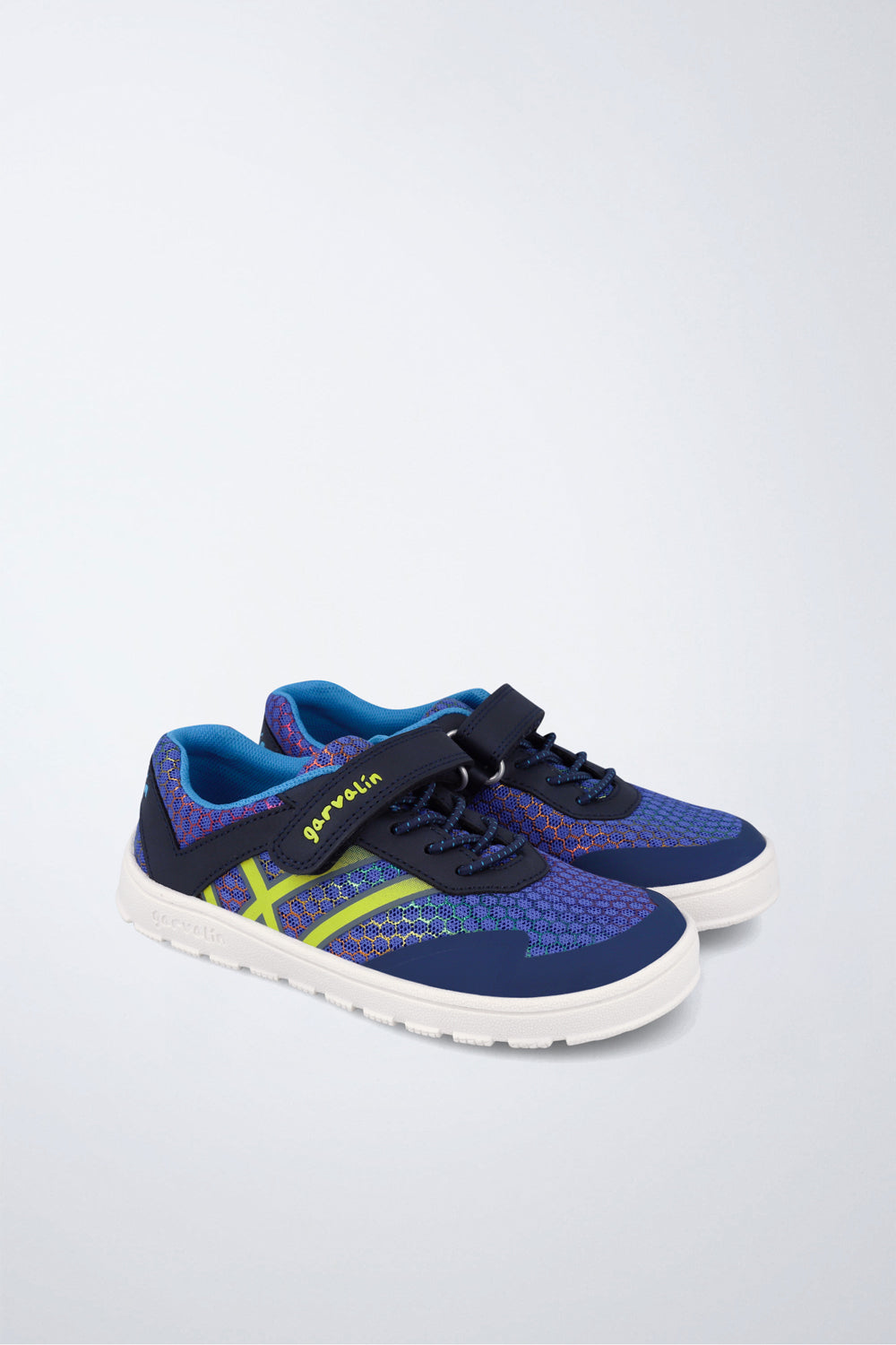 Zapatos infantiles Garvalín barefoot en azul con cordones y cierre de contacto y suela flexible.