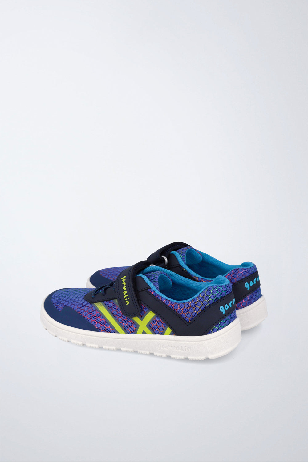 Zapatos infantiles Garvalín barefoot en azul con cordones y cierre de contacto y suela flexible.