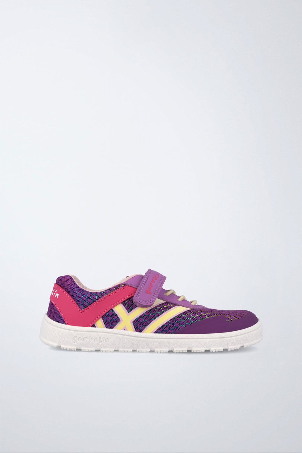 Zapato Garvalín barefoot en violeta con cordones y cierre de contacto y suela flexible.