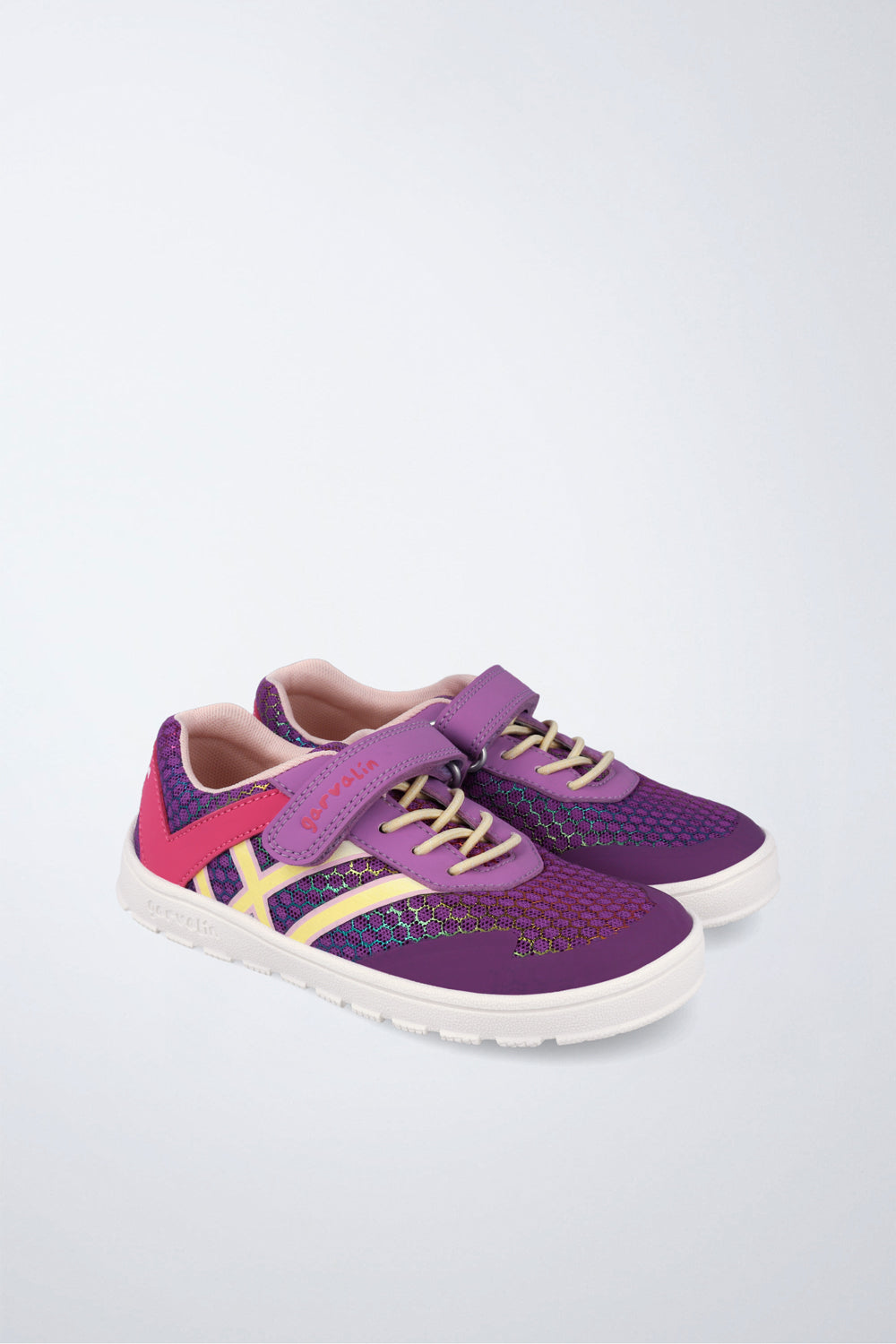 Zapato Garvalín barefoot en violeta con cordones y cierre de contacto y suela flexible.