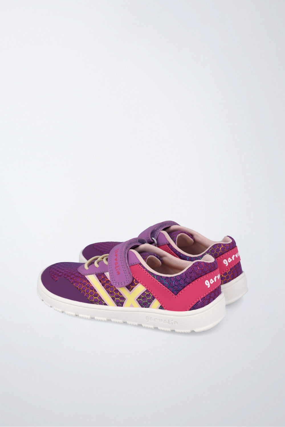 Zapato Garvalín barefoot en violeta con cordones y cierre de contacto y suela flexible.