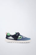 Zapato Garvalín barefoot en azul con cierre de contacto y flexibilidad para el movimiento natural del pie.