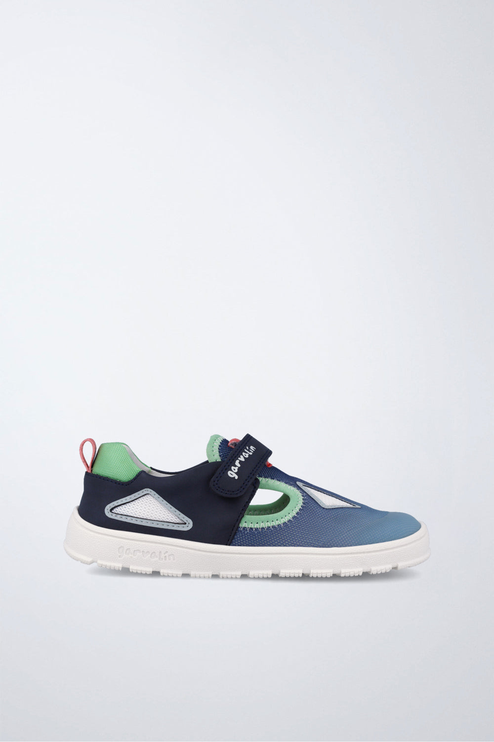 Zapato Garvalín barefoot en azul con cierre de contacto y flexibilidad para el movimiento natural del pie.
