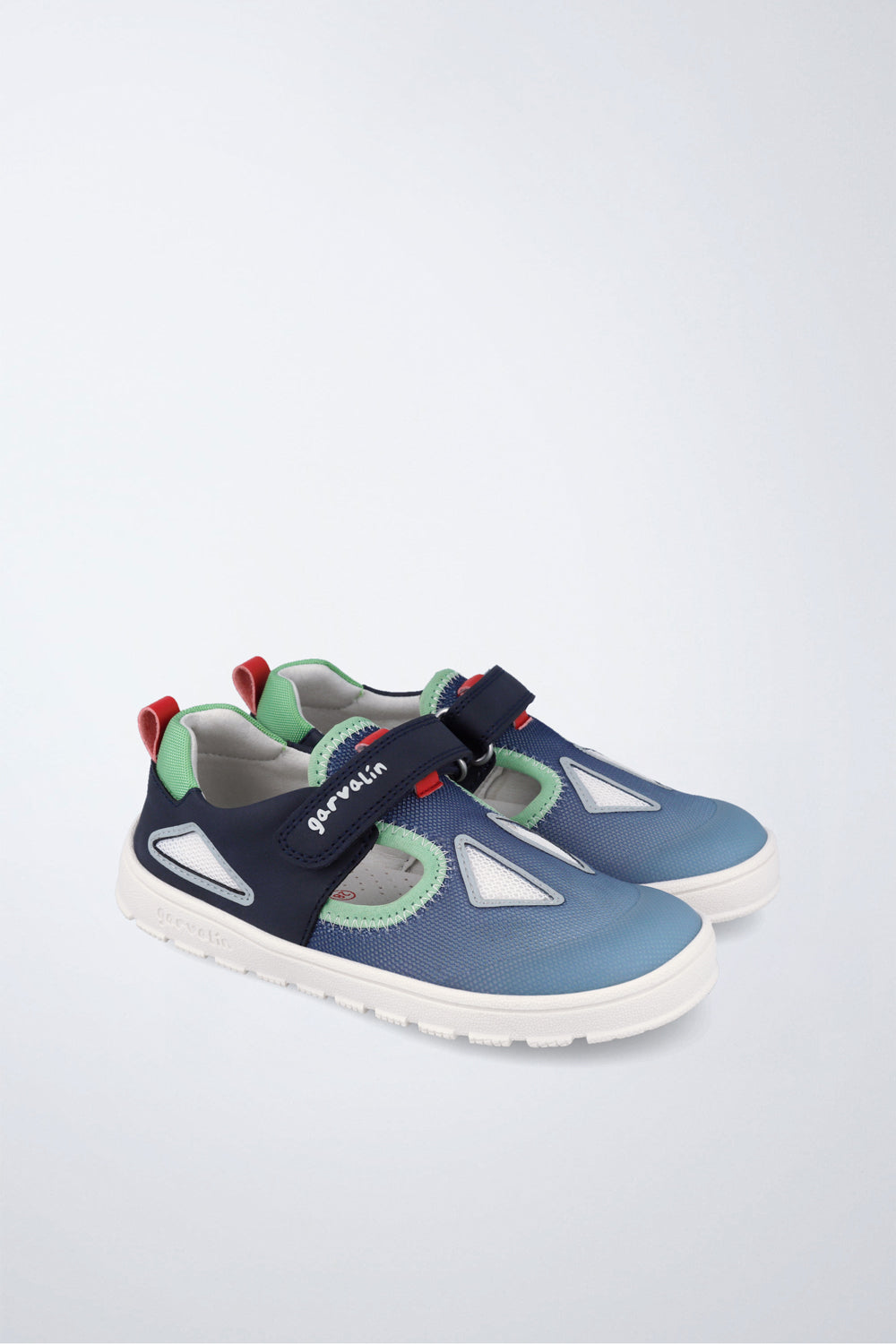 Zapato Garvalín barefoot en azul con cierre de contacto y flexibilidad para el movimiento natural del pie.