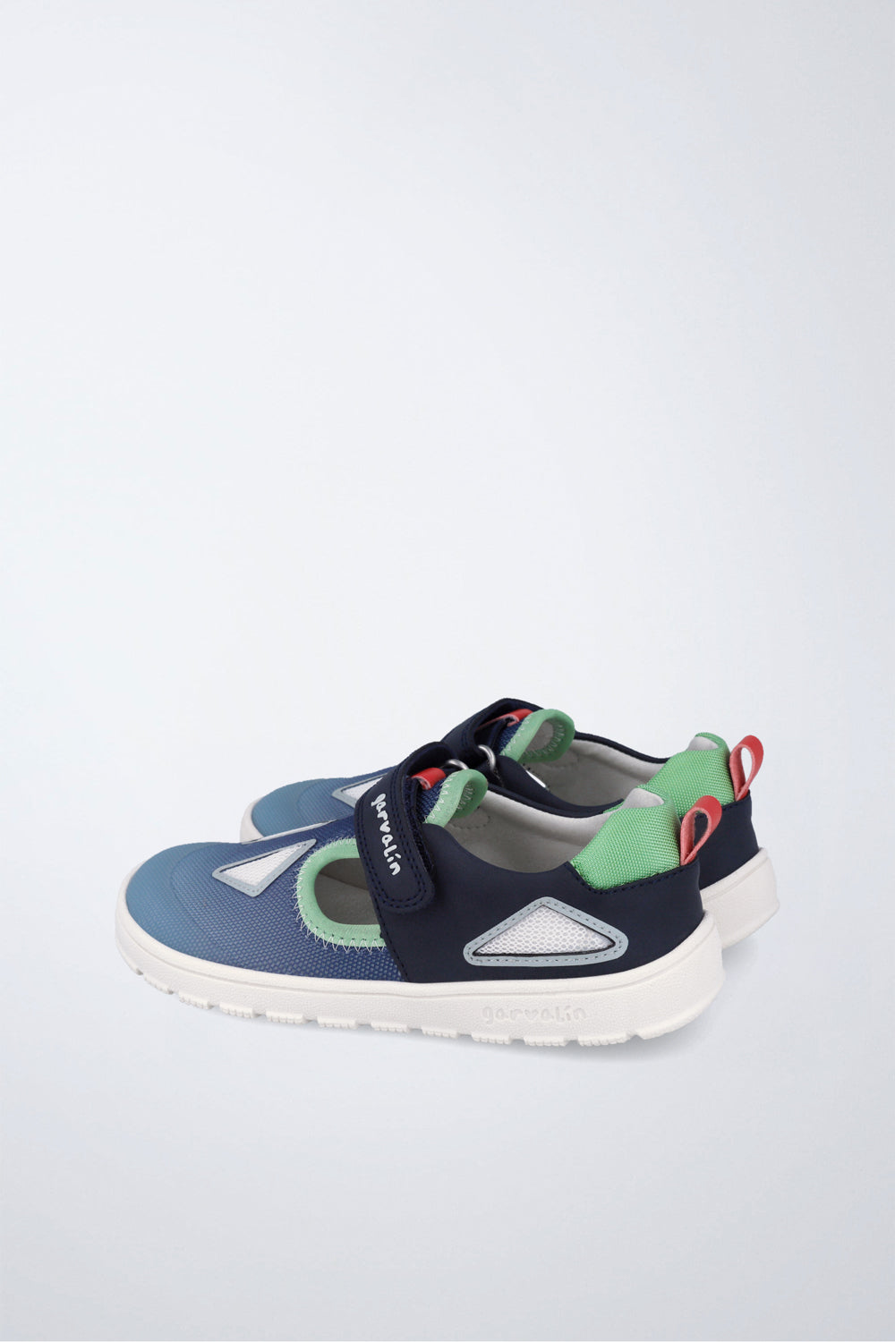 Zapato Garvalín barefoot en azul con cierre de contacto y flexibilidad para el movimiento natural del pie.
