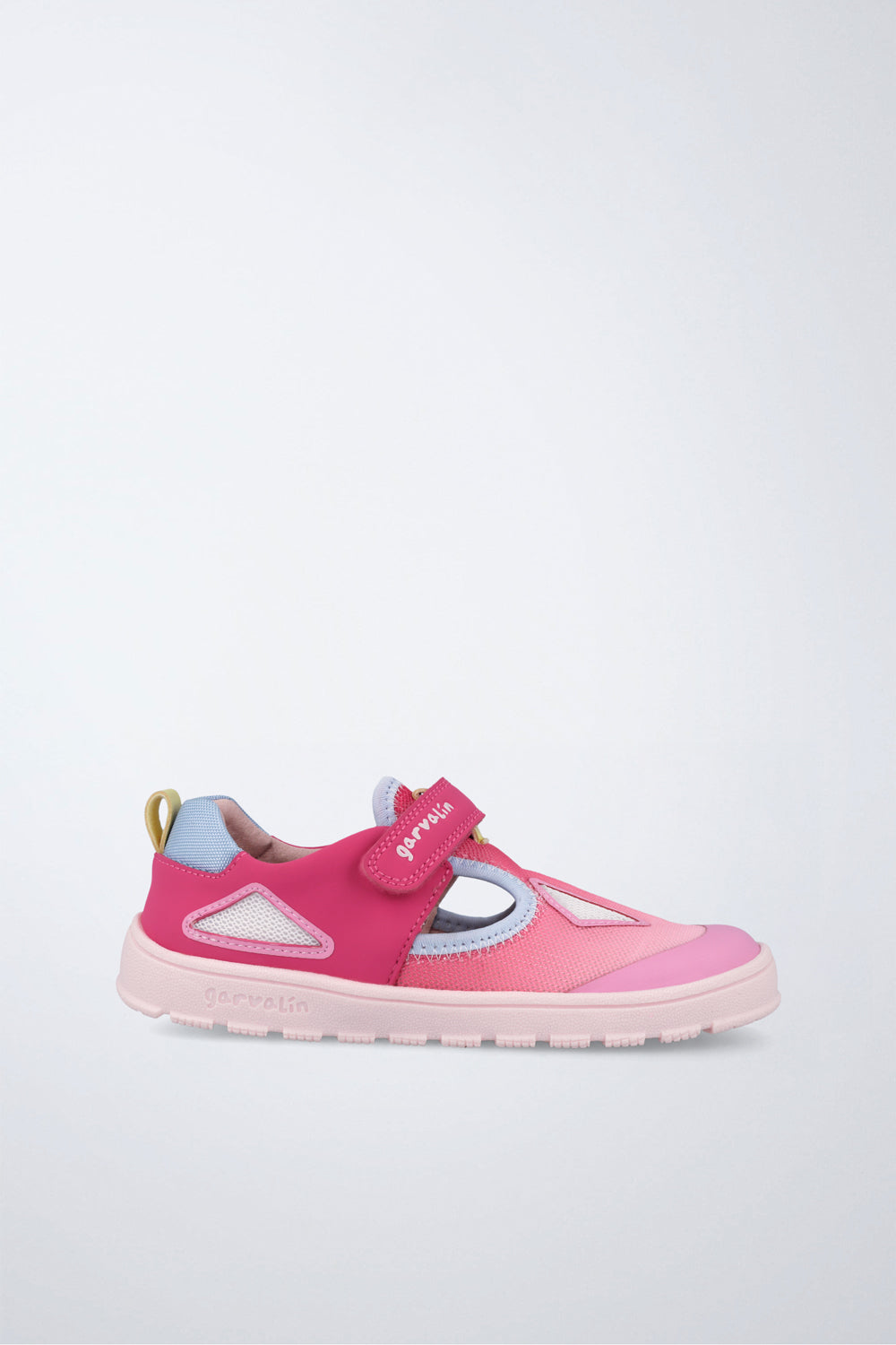 Zapato Garvalín barefoot en fucsia con cierre de contacto y flexibilidad para el movimiento natural del pie.
