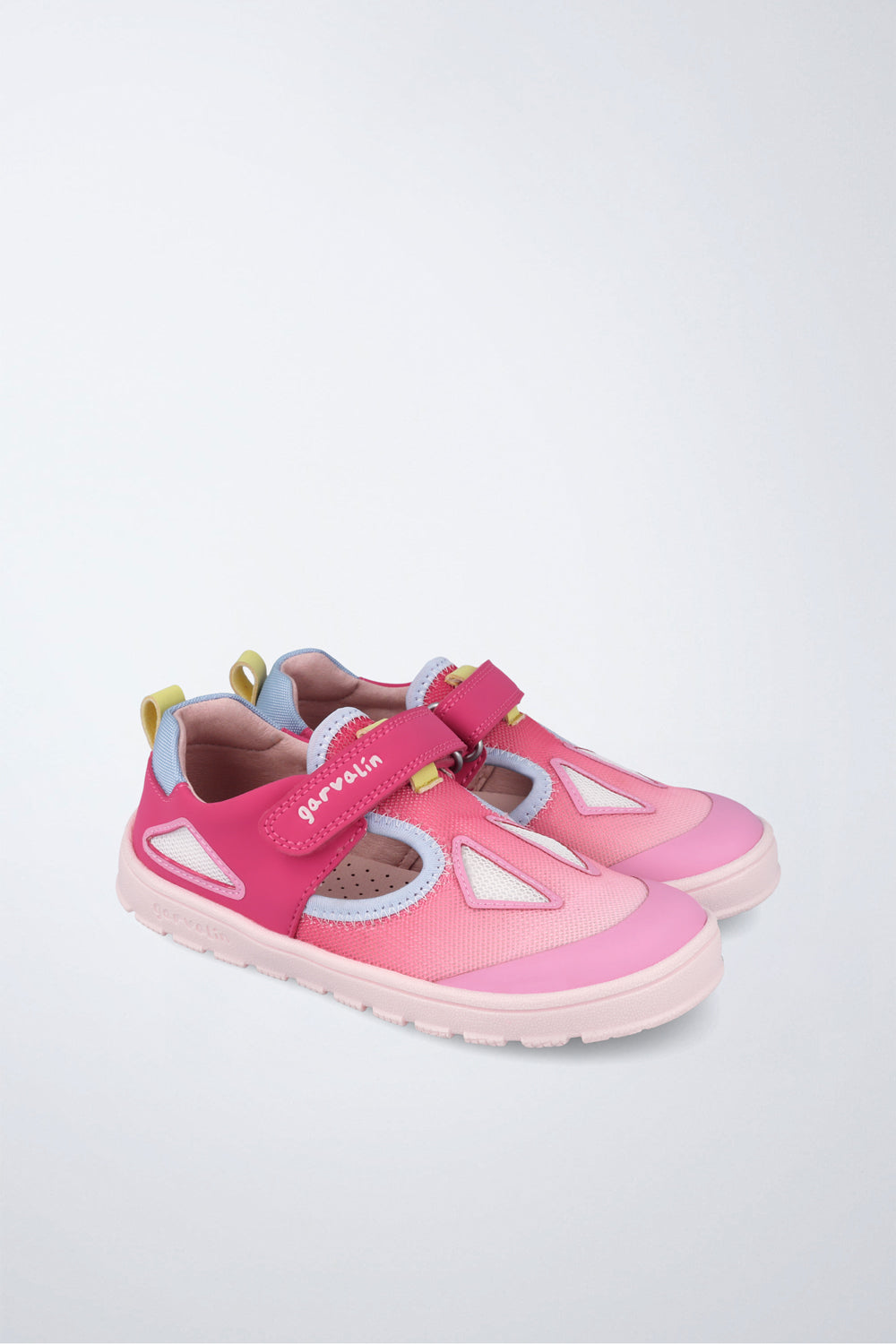 Zapato Garvalín barefoot en fucsia con cierre de contacto y flexibilidad para el movimiento natural del pie.
