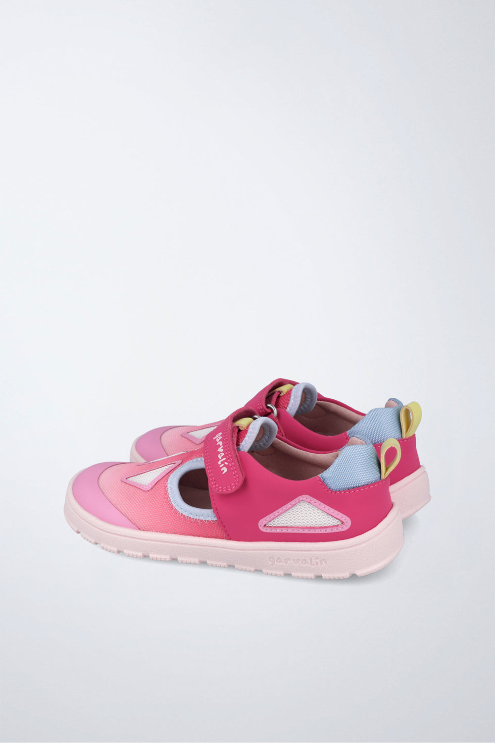 Zapato Garvalín barefoot en fucsia con cierre de contacto y flexibilidad para el movimiento natural del pie.