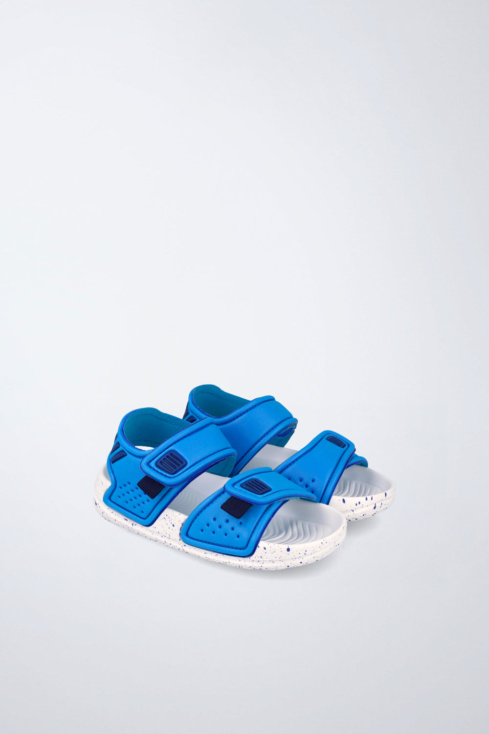Sandalias Garvalín respetuosa en azul y blanco con cierre de contacto y flexibilidad para el movimiento natural del pie.