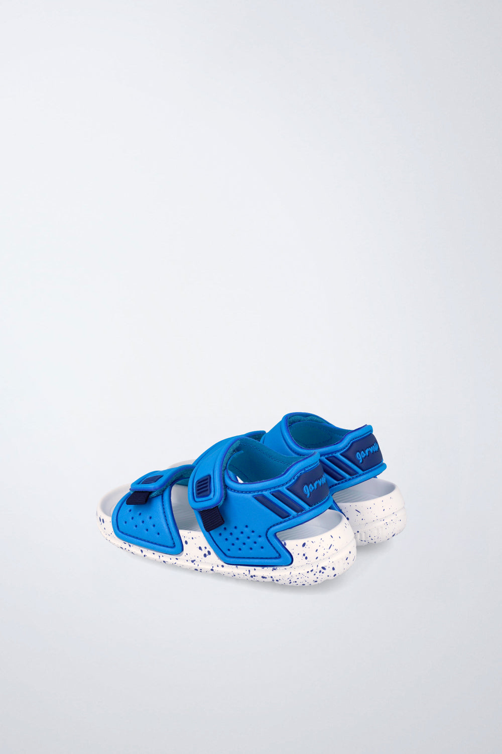 Sandalias Garvalín respetuosa en azul y blanco con cierre de contacto y flexibilidad para el movimiento natural del pie.