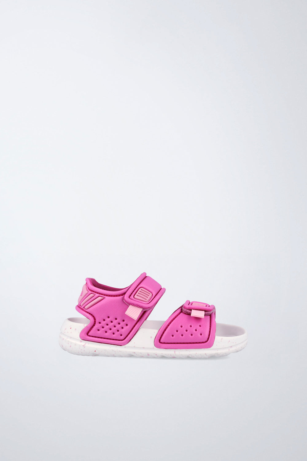 Sandalias Garvalín respetuosa en fucsia y blanco con cierre de contacto y flexibilidad para el movimiento natural del pie.