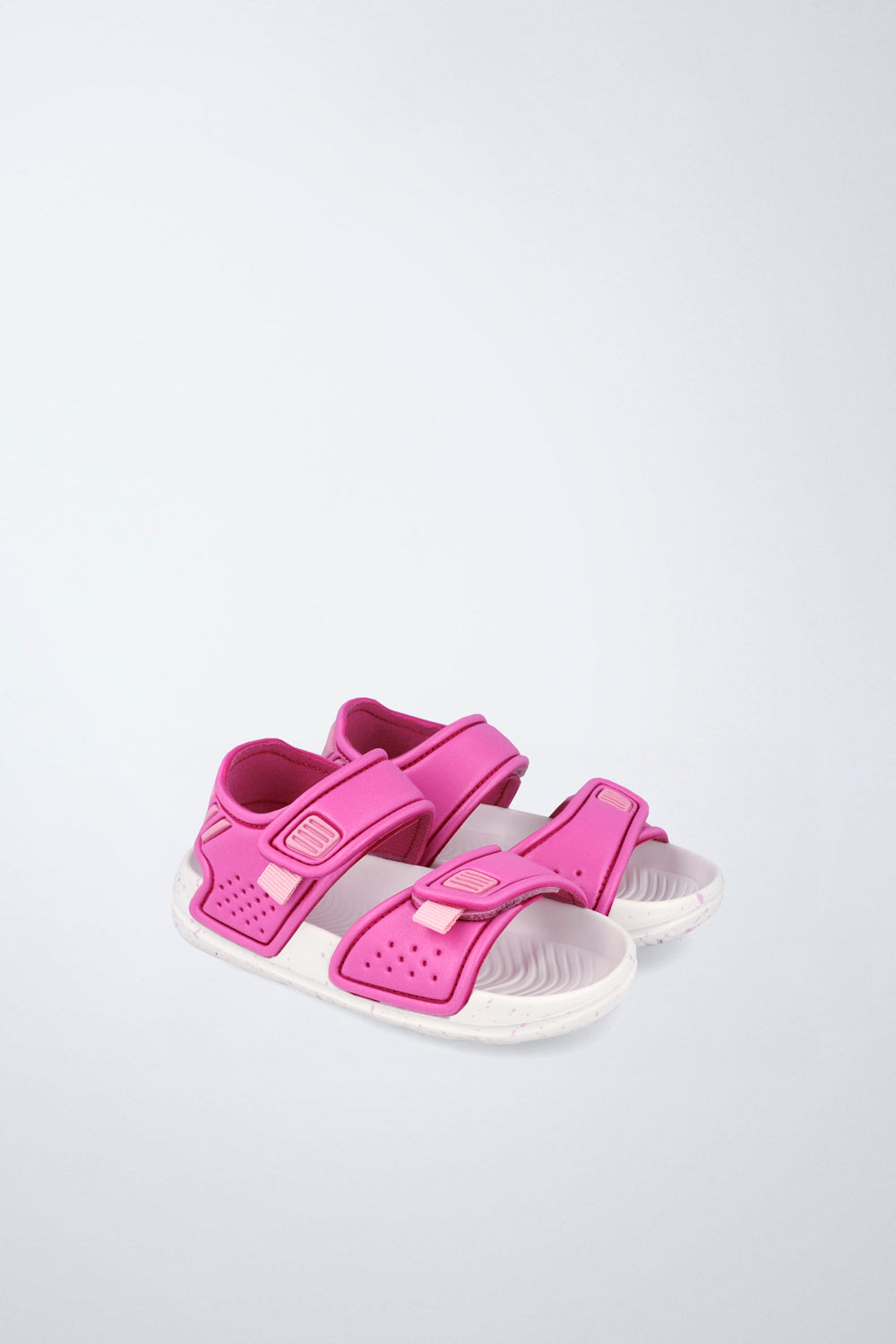 Sandalias Garvalín respetuosa en fucsia y blanco con cierre de contacto y flexibilidad para el movimiento natural del pie.