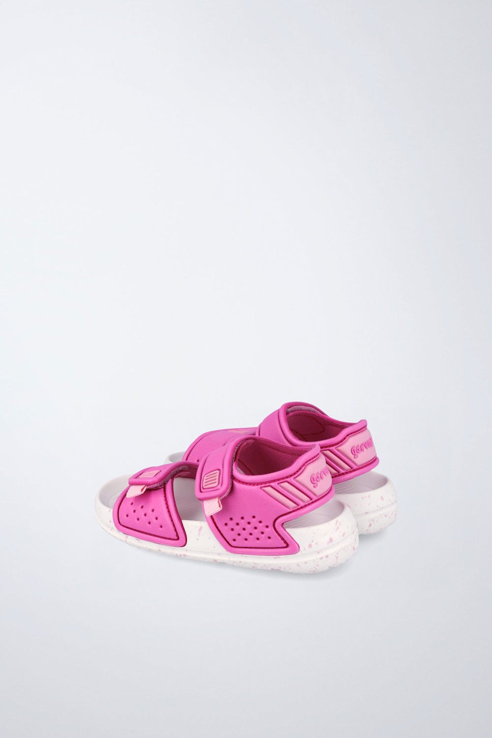 Sandalias Garvalín respetuosa en fucsia y blanco con cierre de contacto y flexibilidad para el movimiento natural del pie.