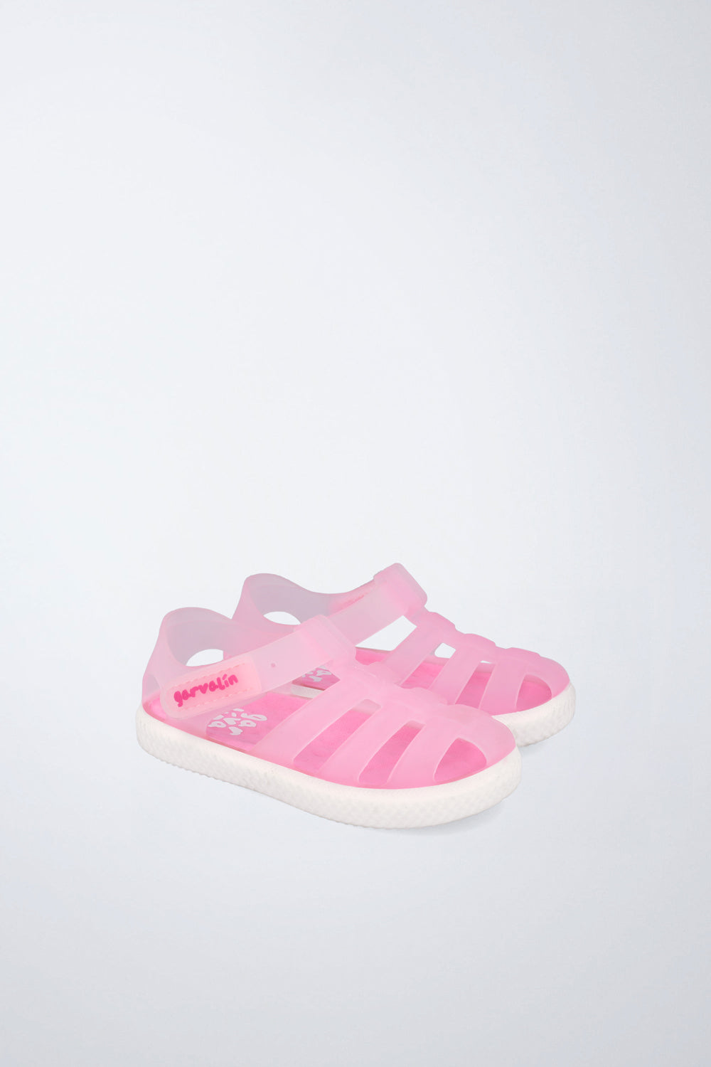 Sandalia de playa Garvalín respetuosa en lila con cierre de contacto y diseño ergonómico.