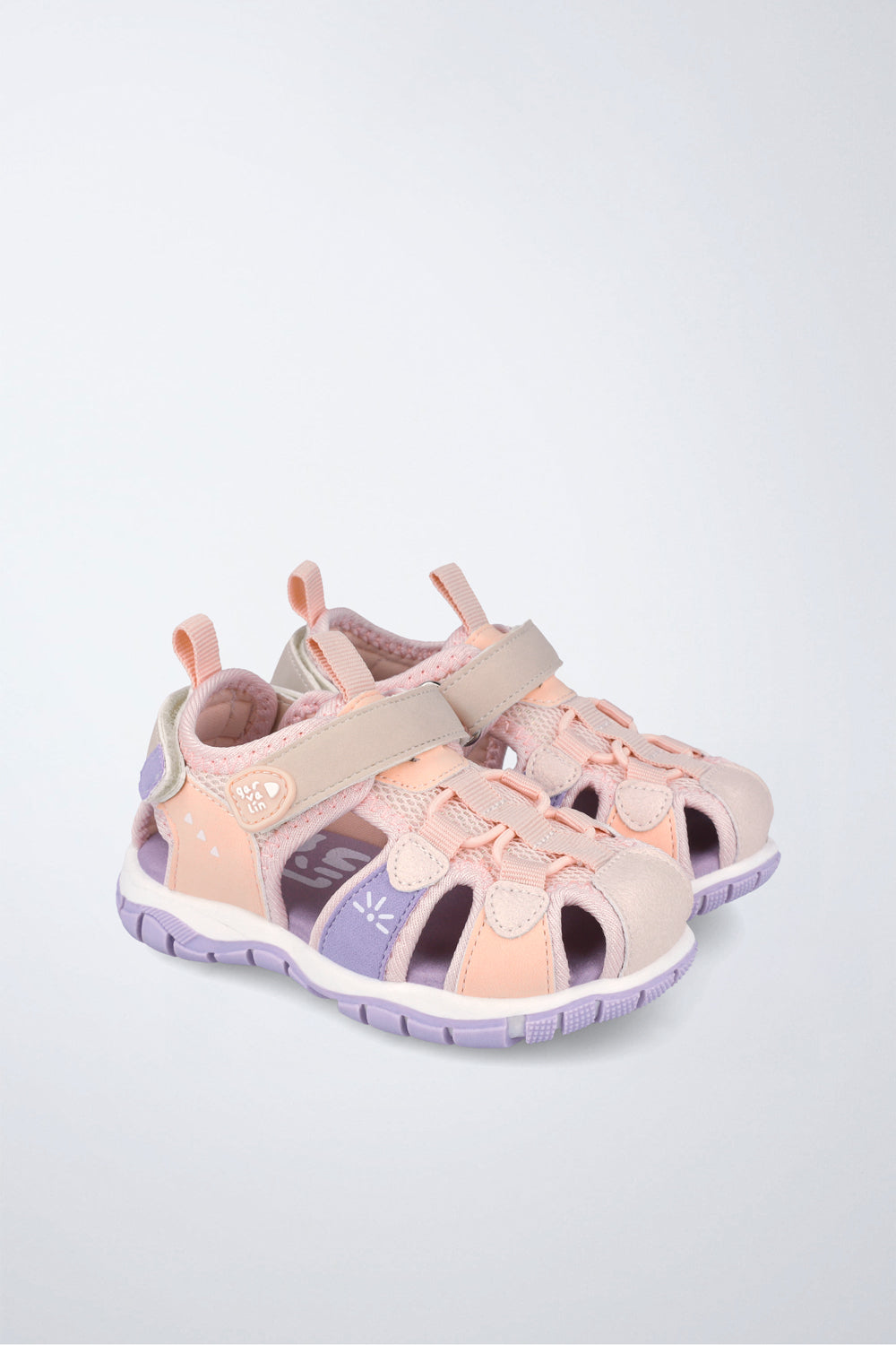Sandalias Garvalín respetuosa en beige con cordones y cierre de contacto y diseño ergonómico.