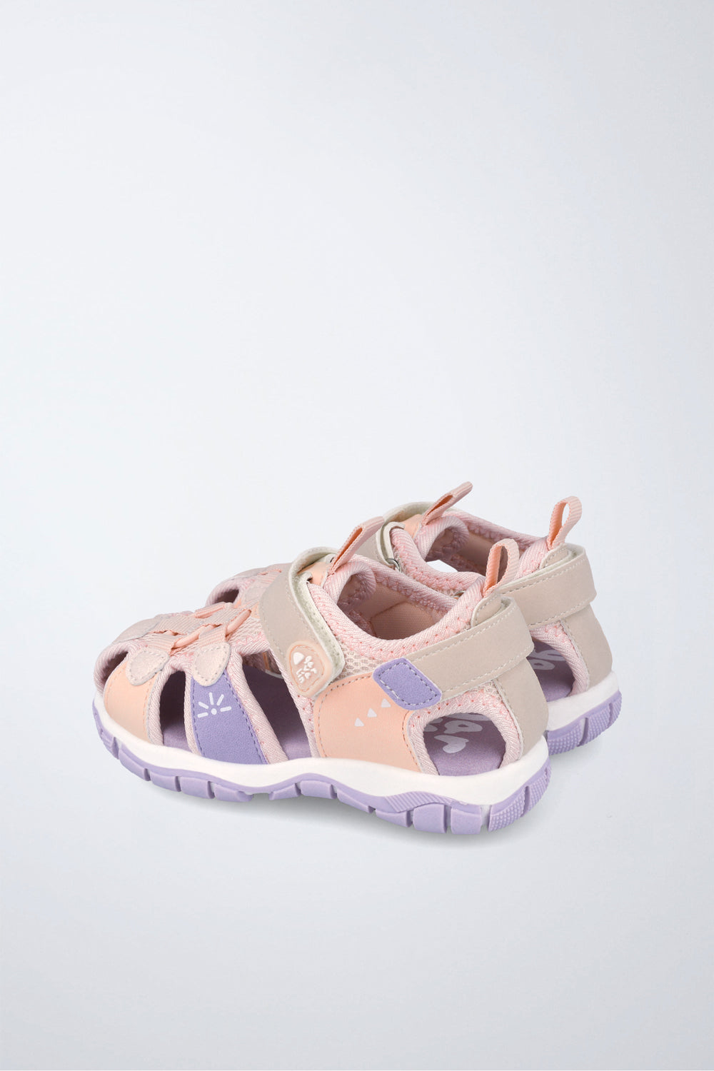 Sandalias Garvalín respetuosa en beige con cordones y cierre de contacto y diseño ergonómico.