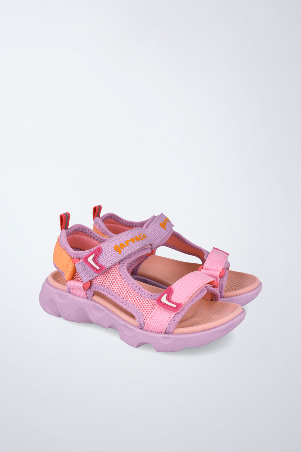 Sandalia infantil Garvalín respetuosa en rosa con cierre de contacto y flexibilidad para el movimiento natural del pie.