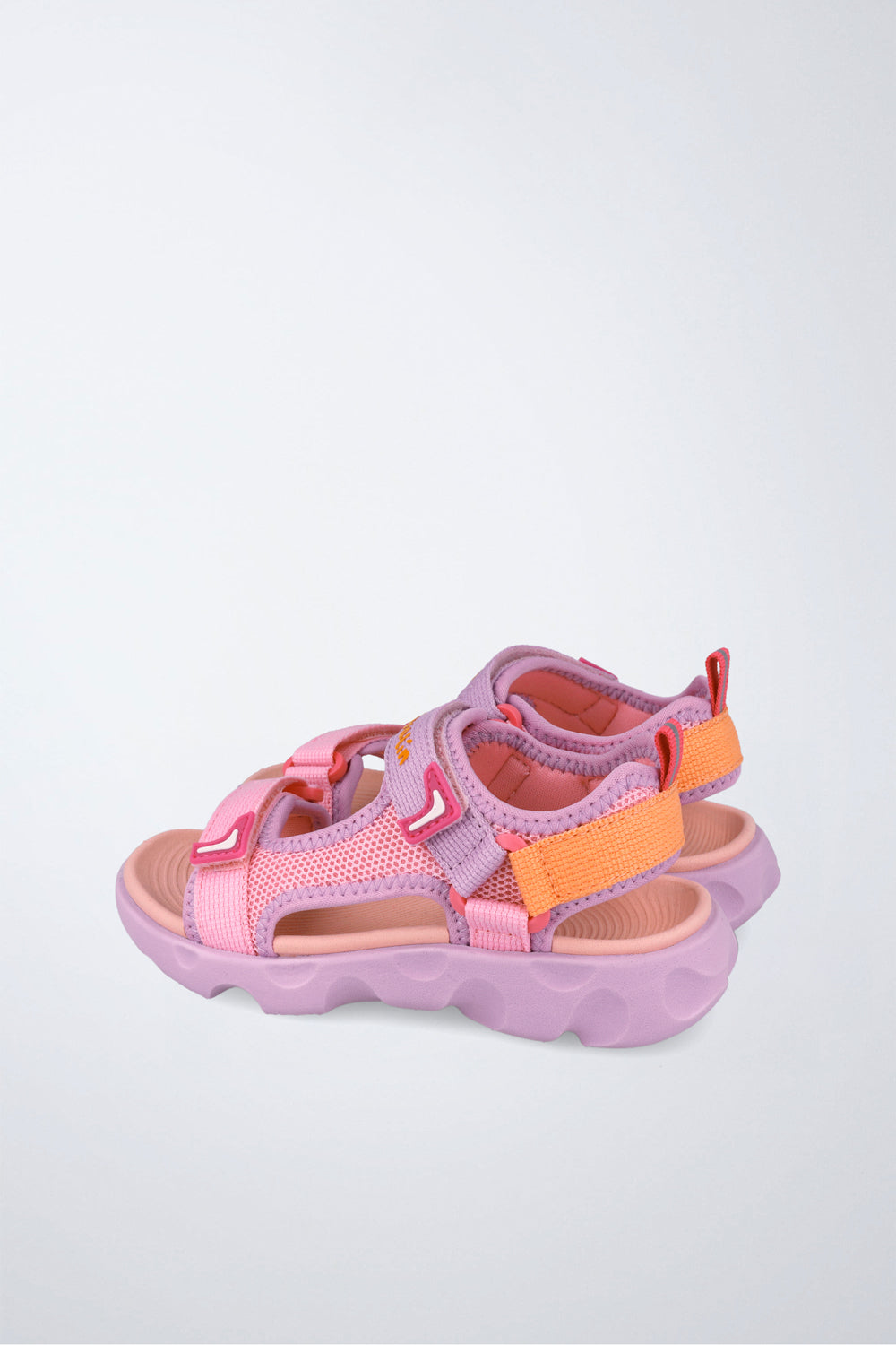 Sandalia infantil Garvalín respetuosa en rosa con cierre de contacto y flexibilidad para el movimiento natural del pie.