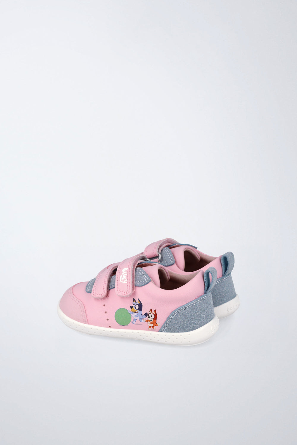 Zapatos escolares Garvalín barefoot en rosa con cierre de contacto y estabilidad.
