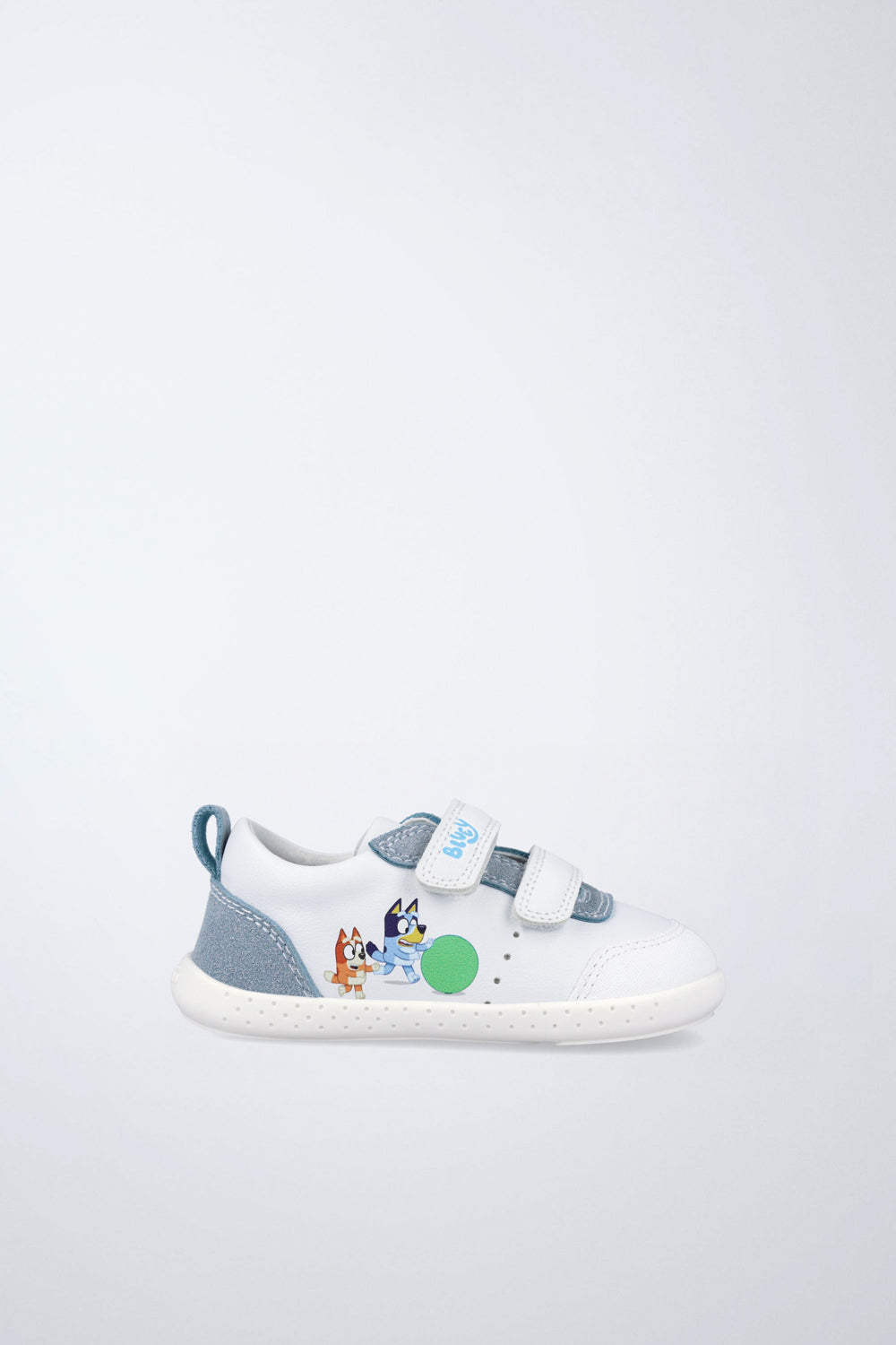 Zapatilla infantil Garvalín barefoot en blanco con cierre de contacto y estabilidad.