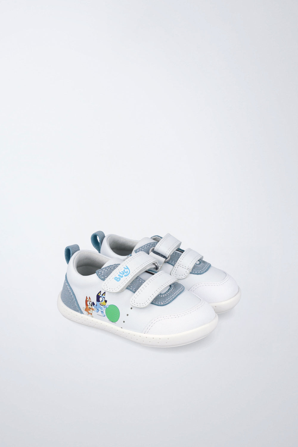 Zapatilla infantil Garvalín barefoot en blanco con cierre de contacto y estabilidad.
