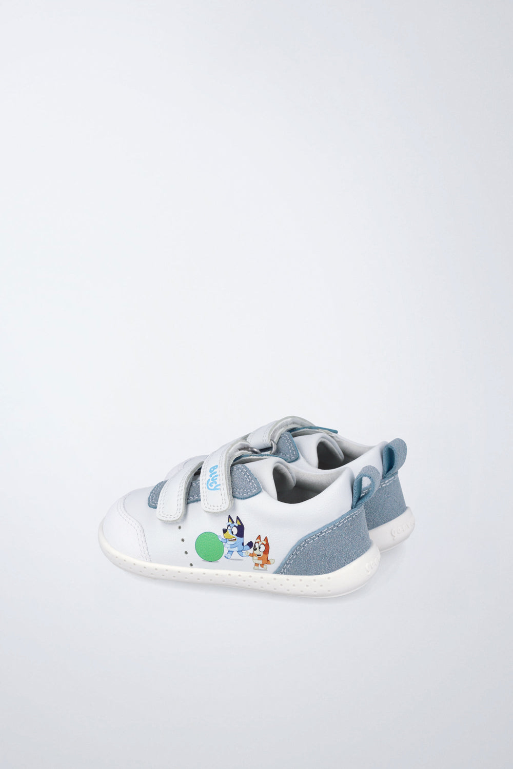 Zapatilla infantil Garvalín barefoot en blanco con cierre de contacto y estabilidad.