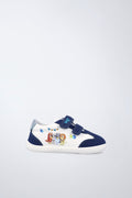 Zapatilla infantil Garvalín barefoot en blanco y azul marino con cierre de contacto y desarrollo saludable del pie.