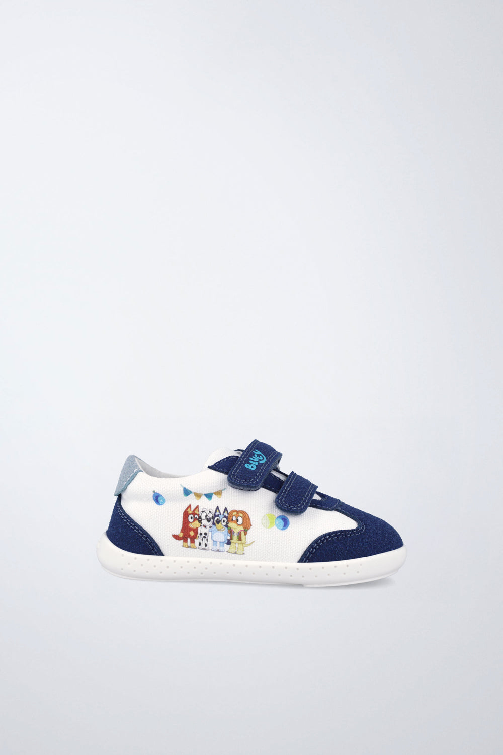 Zapatilla infantil Garvalín barefoot en blanco y azul marino con cierre de contacto y desarrollo saludable del pie.
