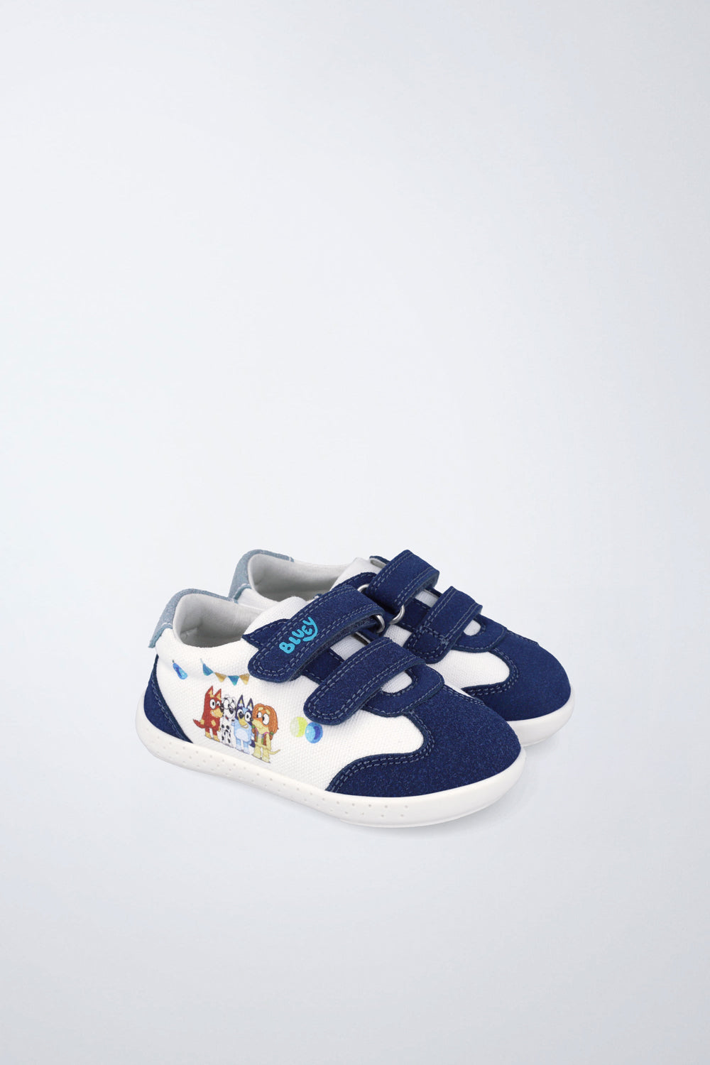 Zapatilla infantil Garvalín barefoot en blanco y azul marino con cierre de contacto y desarrollo saludable del pie.