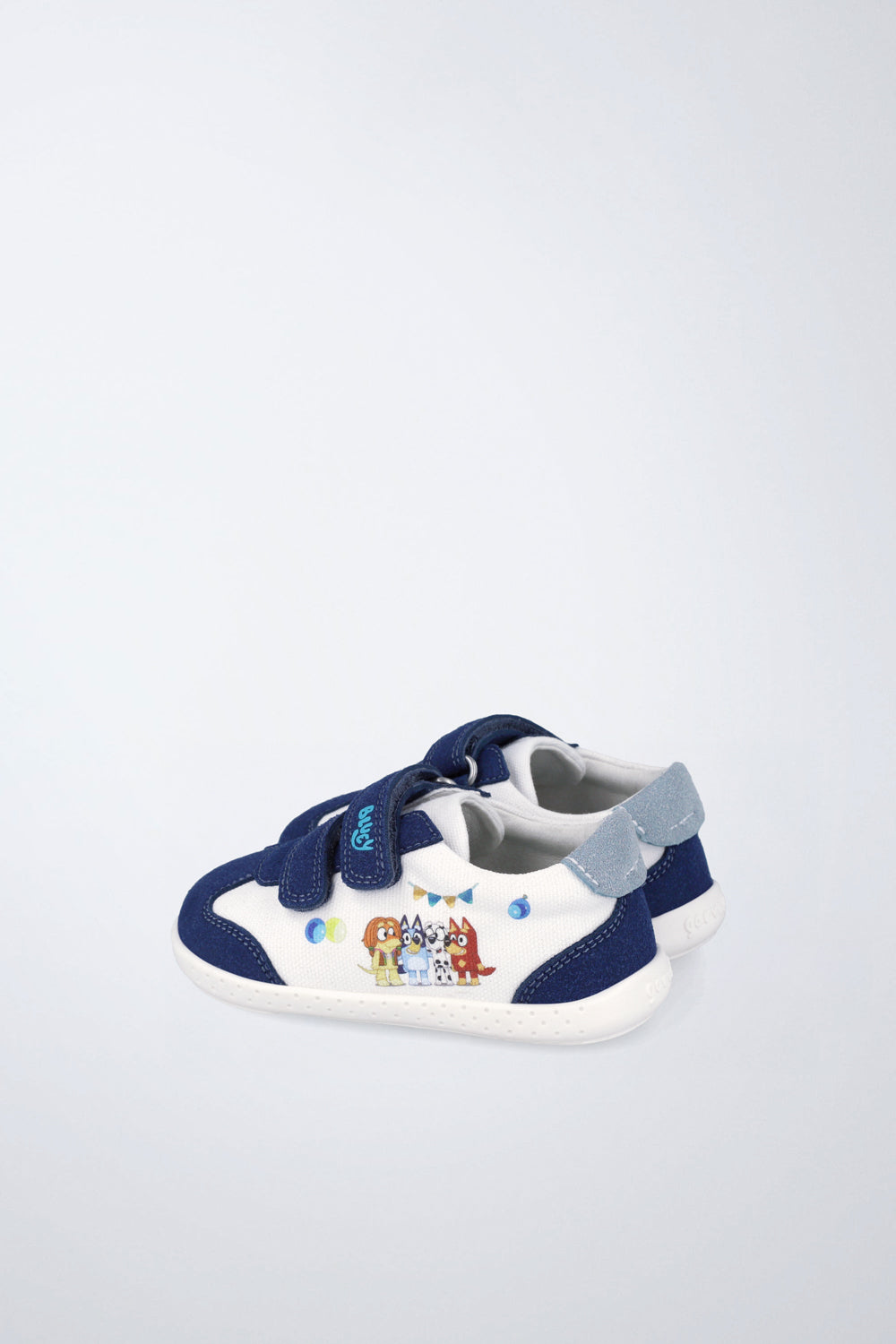 Zapatilla infantil Garvalín barefoot en blanco y azul marino con cierre de contacto y desarrollo saludable del pie.