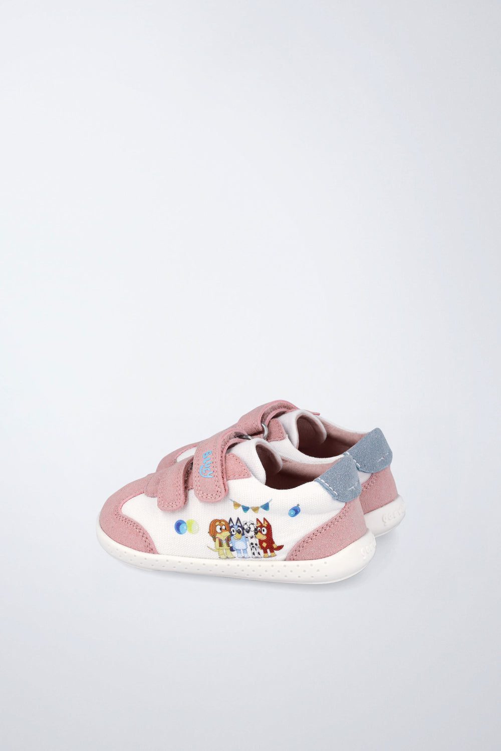 Zapatos escolares Garvalín barefoot en blanco y rosa con cierre de contacto y desarrollo saludable del pie.