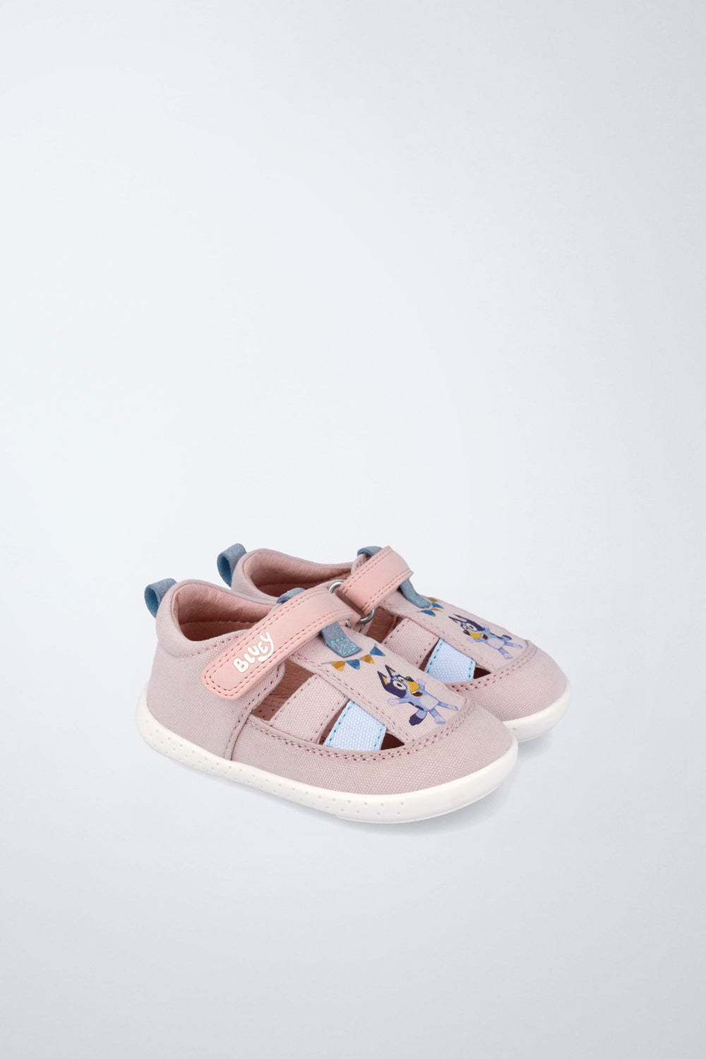 Sandalias Garvalín barefoot en rosa con cierre de contacto y puntera reforzada.