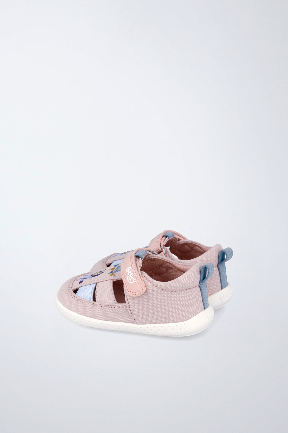 Sandalias Garvalín barefoot en rosa con cierre de contacto y puntera reforzada.