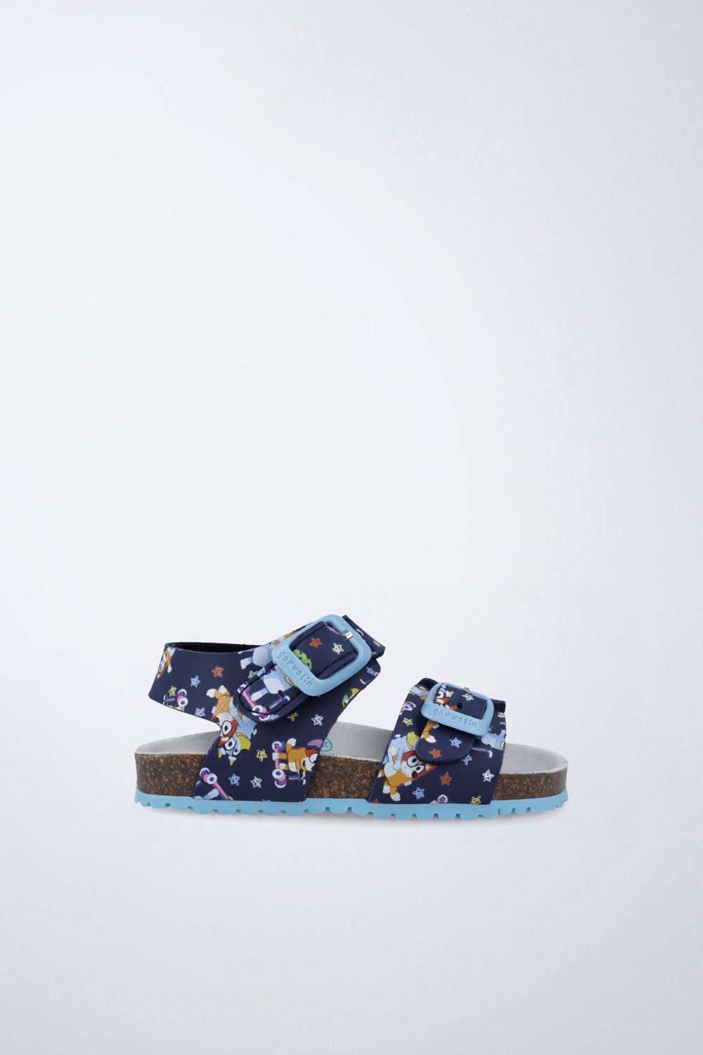 Zapatilla Garvalín respetuosa en azul con cierre de hebilla y desarrollo natural del pie.
