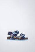 Zapatilla Garvalín respetuosa en azul con cierre de hebilla y desarrollo natural del pie.