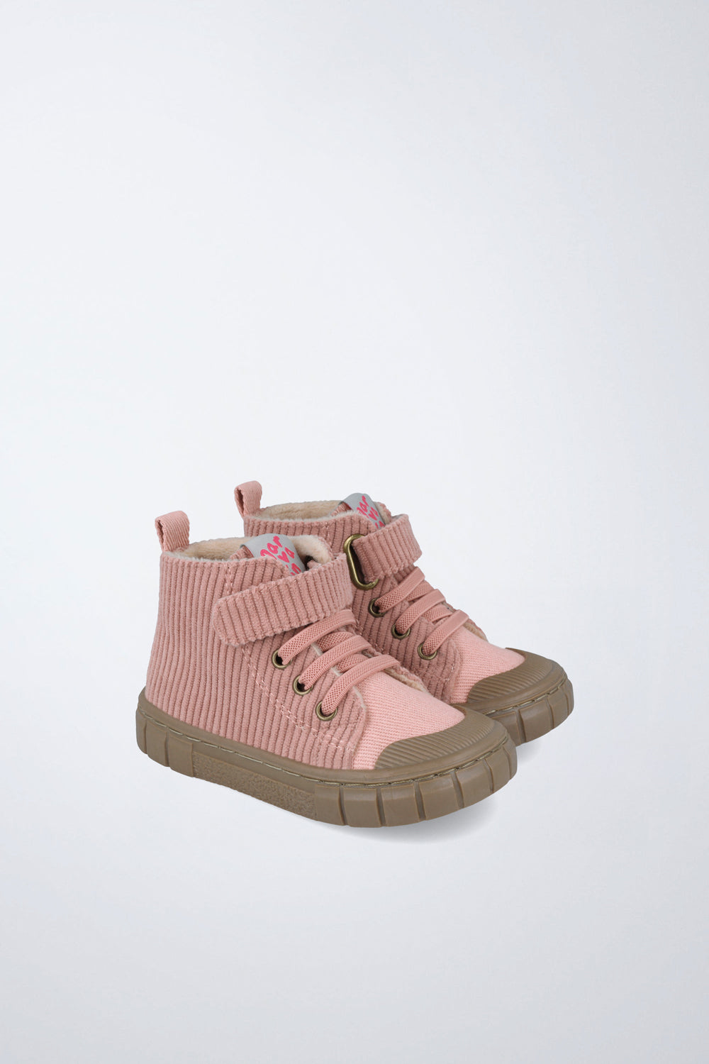 Zapatilla alta Garvalín barefoot en rosa con cierre ajustable y flexibilidad para el movimiento natural del pie.