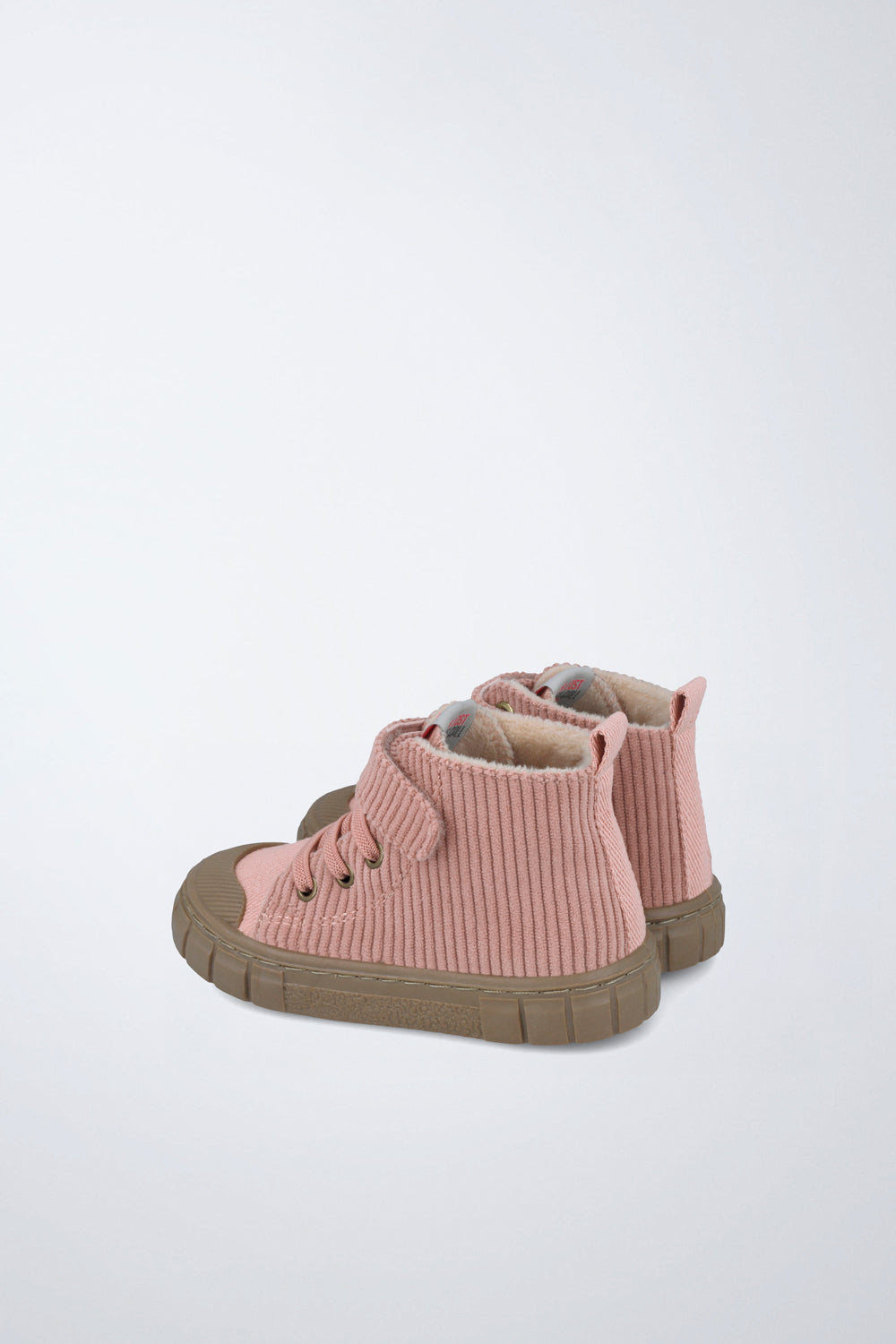 Zapatilla alta Garvalín barefoot en rosa con cierre ajustable y flexibilidad para el movimiento natural del pie.