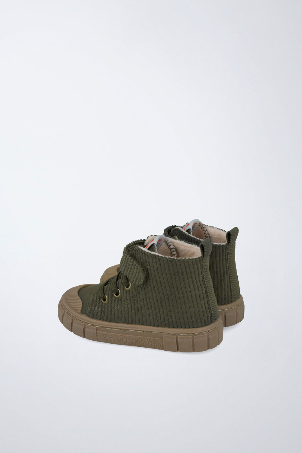 Botín infantil Garvalín barefoot en marrón con cierre ajustable y flexibilidad para el movimiento natural del pie.