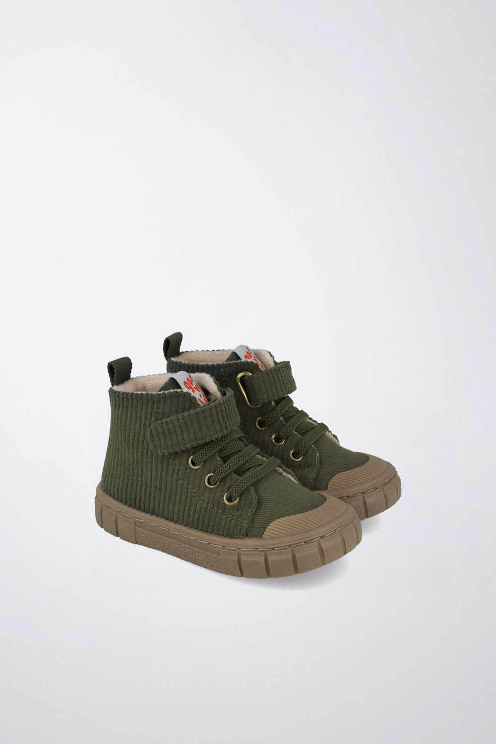 Botín infantil Garvalín barefoot en marrón con cierre ajustable y flexibilidad para el movimiento natural del pie.