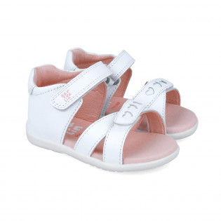 Sandalias blancas de niña...